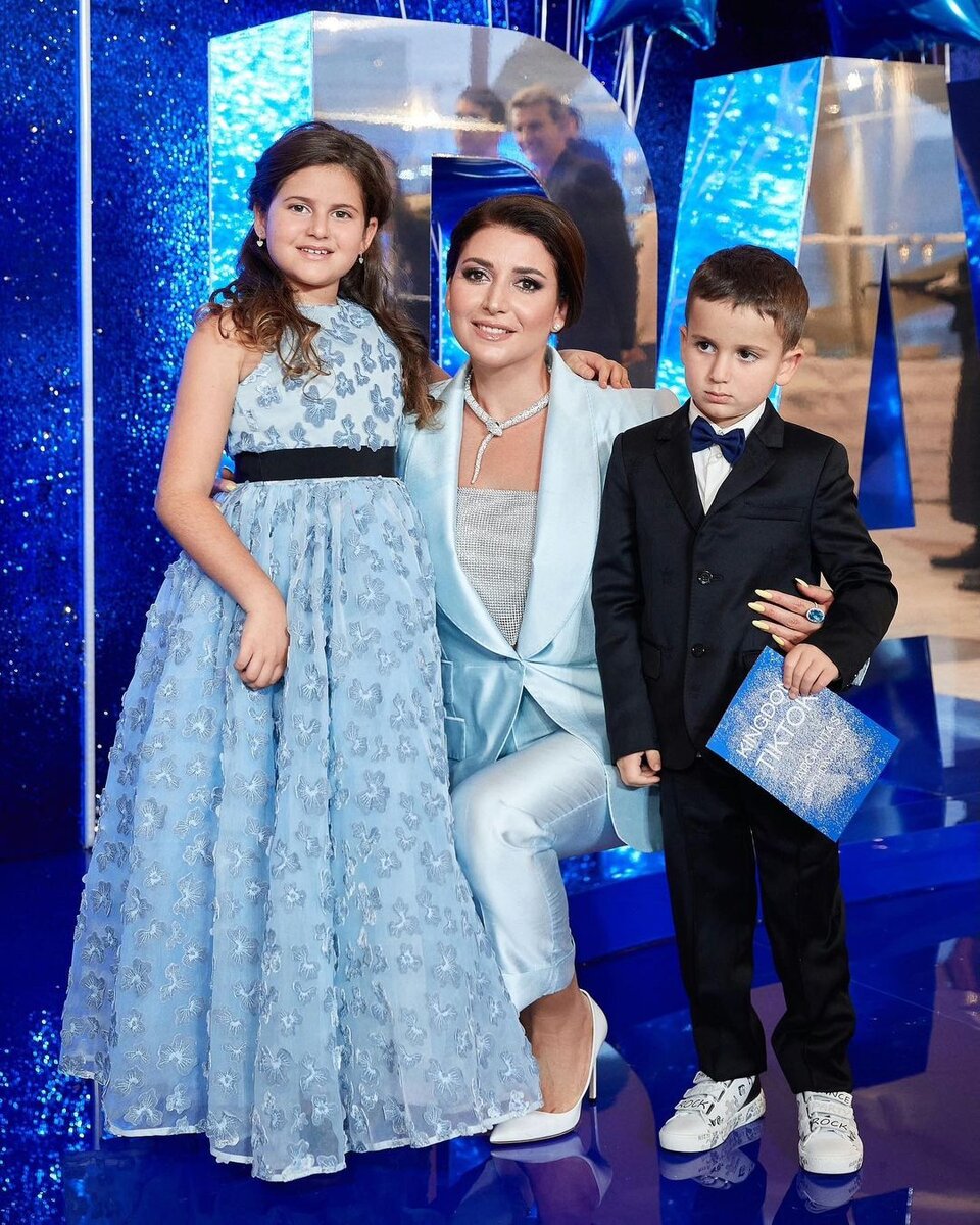 Жасмин с дочкой Маргаритой и сыном Мироном