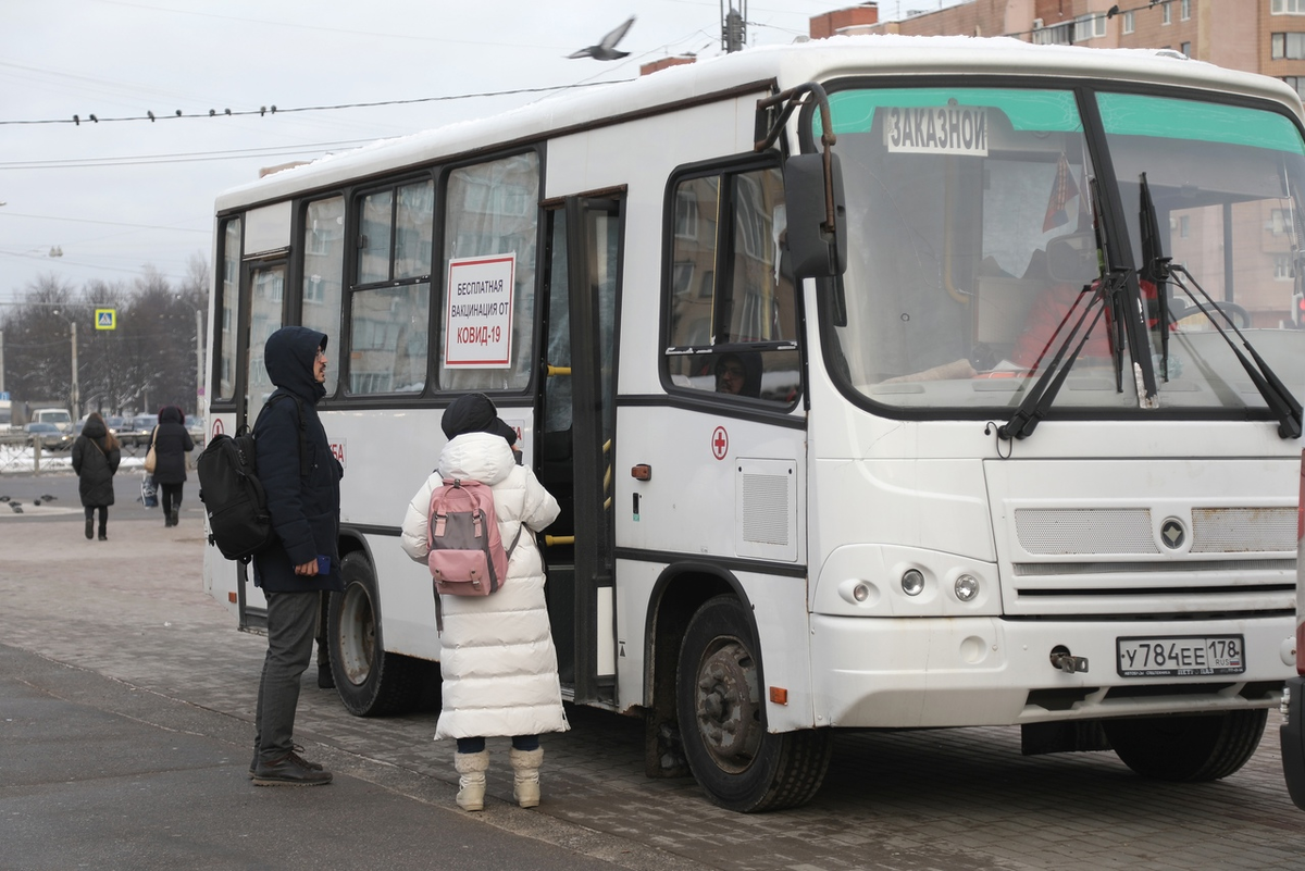 Маршрутка гражданский проспект. Передвижной пункт вакцинации от коронавируса. Автобус для прививок. Автобус без номера. Маршрутка белая.