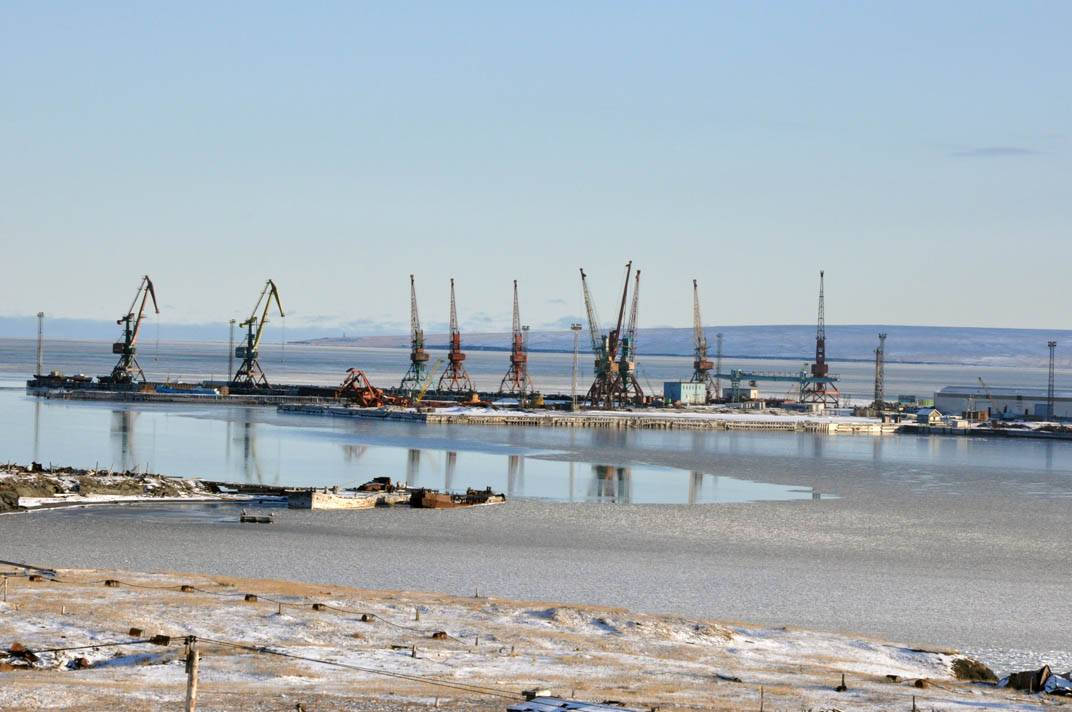 Порт тикси море. Морской порт Тикси. Поселок Тикси морской порт. Тикси бухта порт. Море Лаптевых Тикси.