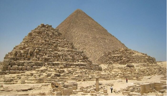Пирамиды Египта. Источник https://awesomeworld.ru/sozdannoe-rukami-cheloveka/piramidyi-gizyi.html