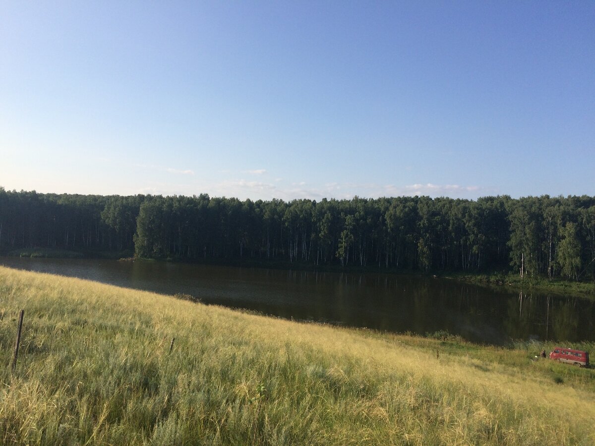 здесь когда-то на берегу озера была деревня