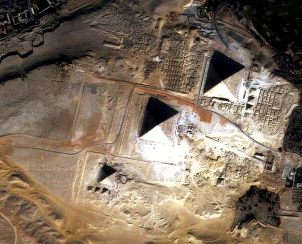 
Египетские  пирамиды  , захваченные   DubaiSat - 1 из  EIAST , Дубай .