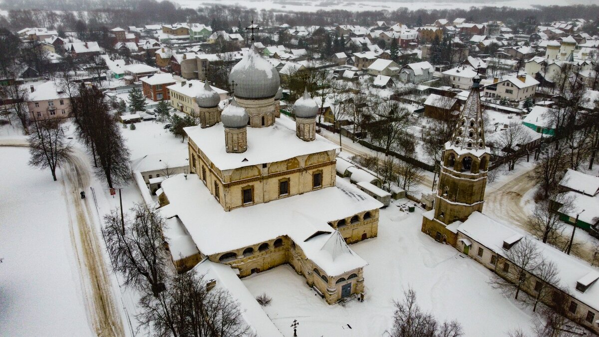 Первое, что мы увидели в Новгороде в первое утро. Черная точка на 9 часов — это я)