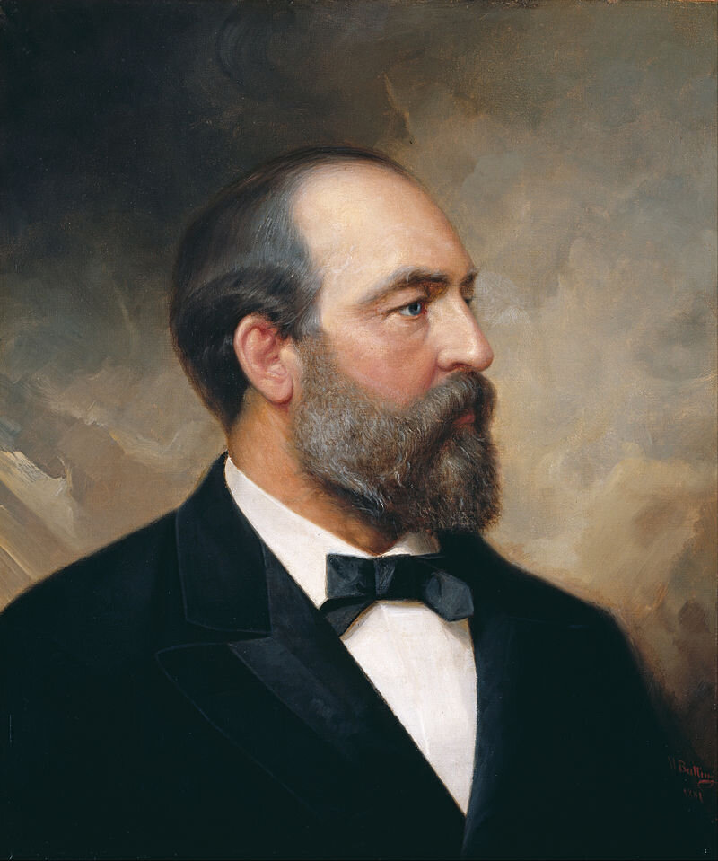 Джеймс Абрама Гарфилда (1831-1881) - республиканец, пробыл на посту президента всего лишь несколько месяцев, после чего был ранен в спину в результате покушения на железнодорожном вокзале и от последстсвий ранения скончался. Источник: https://multiurok.ru/img/312085/image_5a119ca6661e8.jpg