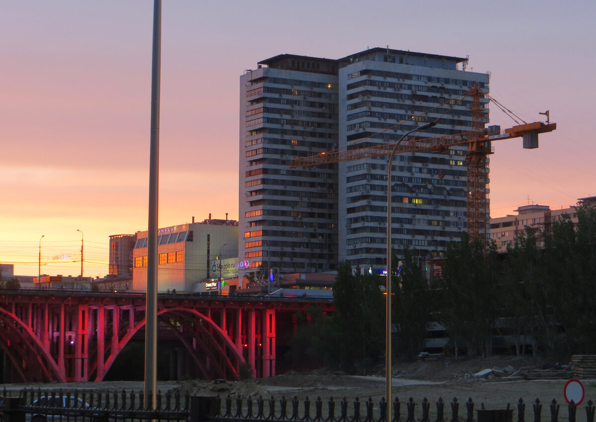 Астраханский мост и бывшая гостиница. Граница Центрального и Ворошиловского района Волгограда.