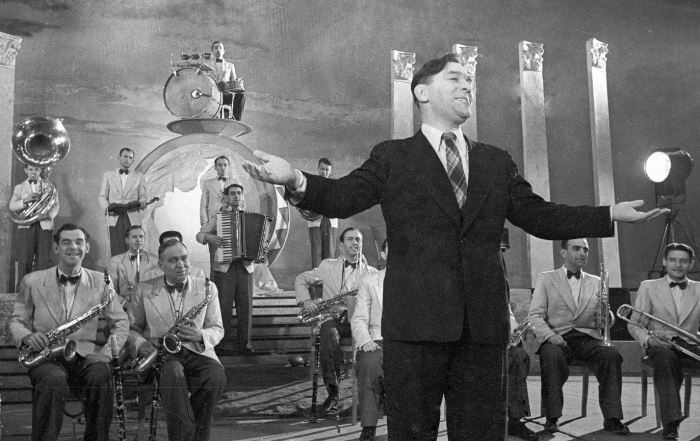 Ледя Вайсбейн, он же Леонид Утёсов. 40 лет он любил женщину, которая была намного младше, и только в 87 пригласил её в ЗАГС0