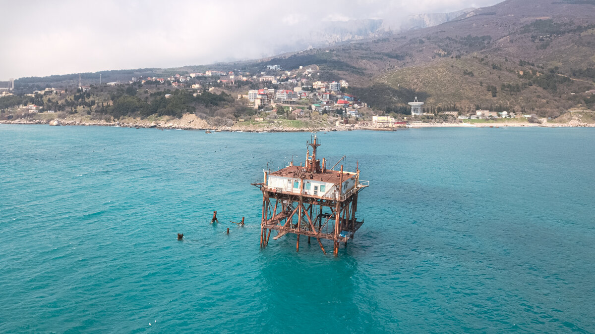 Буря в крыму. Заброшка в морском Крым. Новый свет Крым заброшенный корабль. Заброшенная подводная станция в Судаке. Заброшенный морской порт Крым.