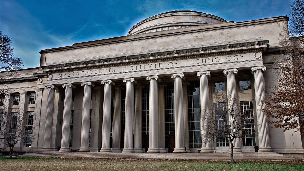Массачусетский технологический институт - расположенный в Кембридже, пригород Бостон.  Основан 10 апреля 1861 года.