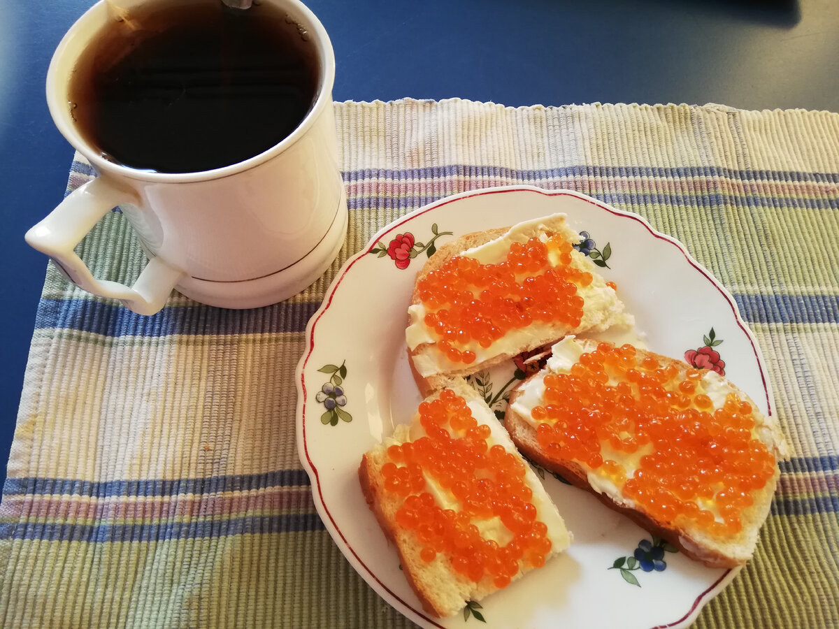 Чай сладкий и бутерброды с маслом и икрой. 