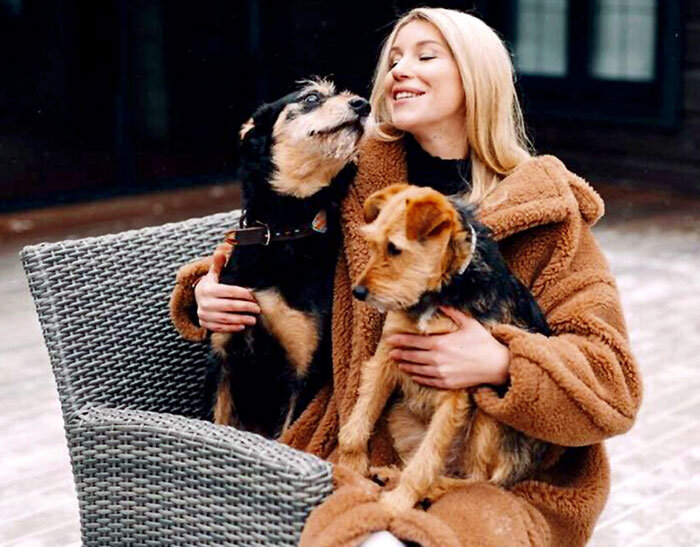 Александра Ярмольник с четвероногими друзьями.Фото Яндекс.Картинки.