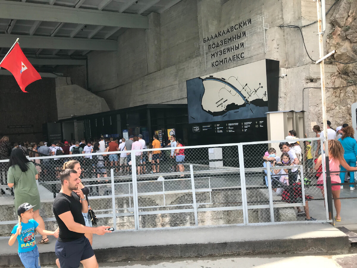 Очередь в музей внутри ворот