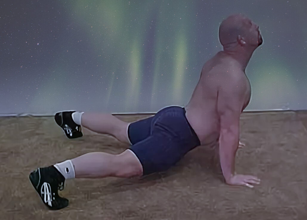 М. Фьюри выполняет индийские отжимания.