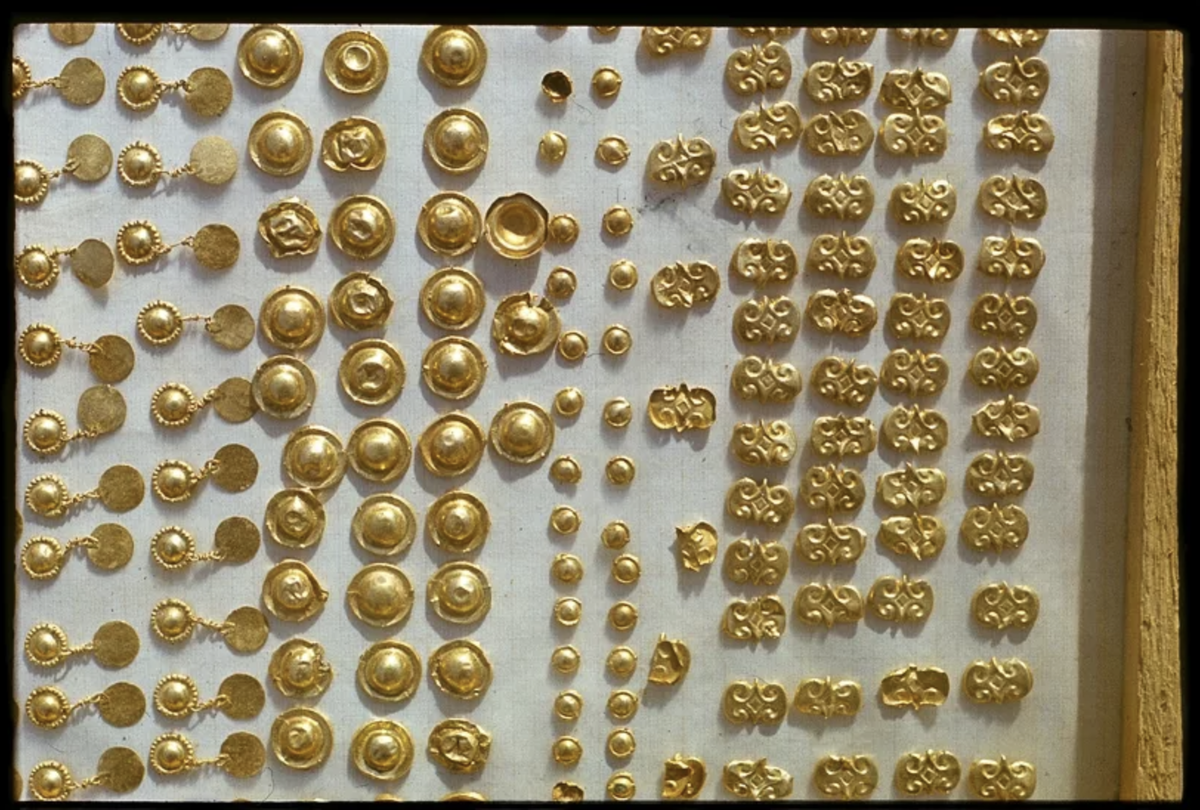 Том з золотом. Золото Бактрии Афганистан. Находка "золота Бактрии". Скифские золотые пуговицы. Золотые предметы.