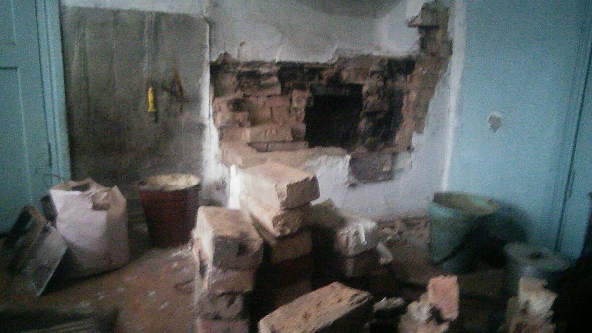 Топочная камера разобрана. Сняты духовка, колосник, дверка топочной камеры.