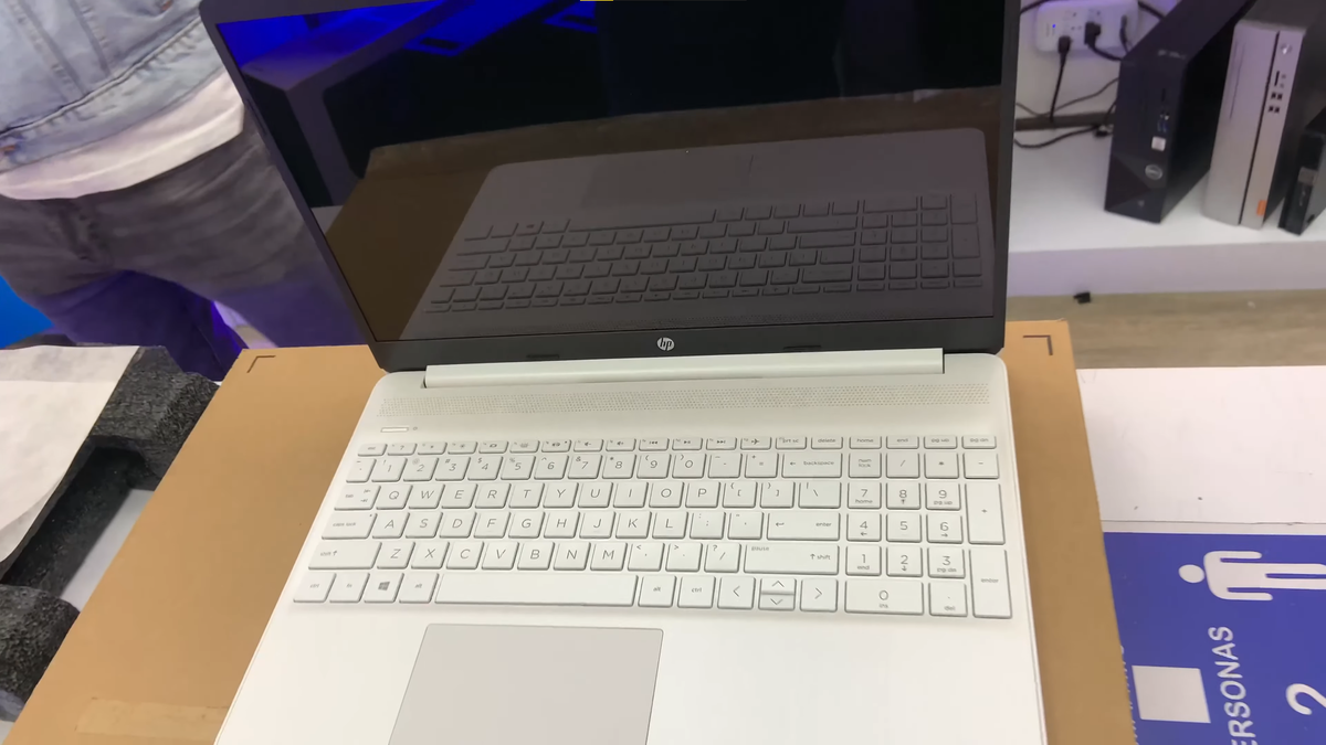 HP 15s-eq1320u в белом цвете