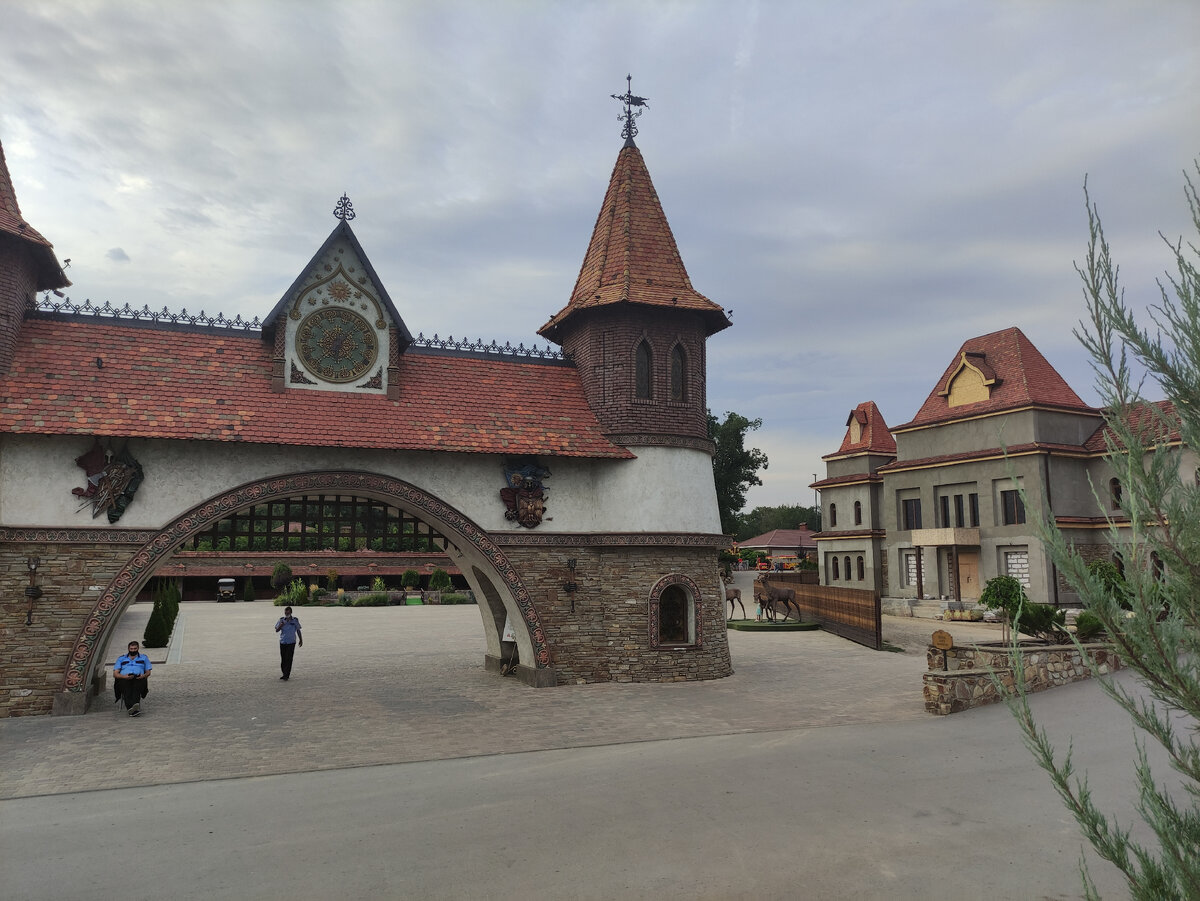 Вход в парк Лога. Охранники есть, но билет для входа не нужен.