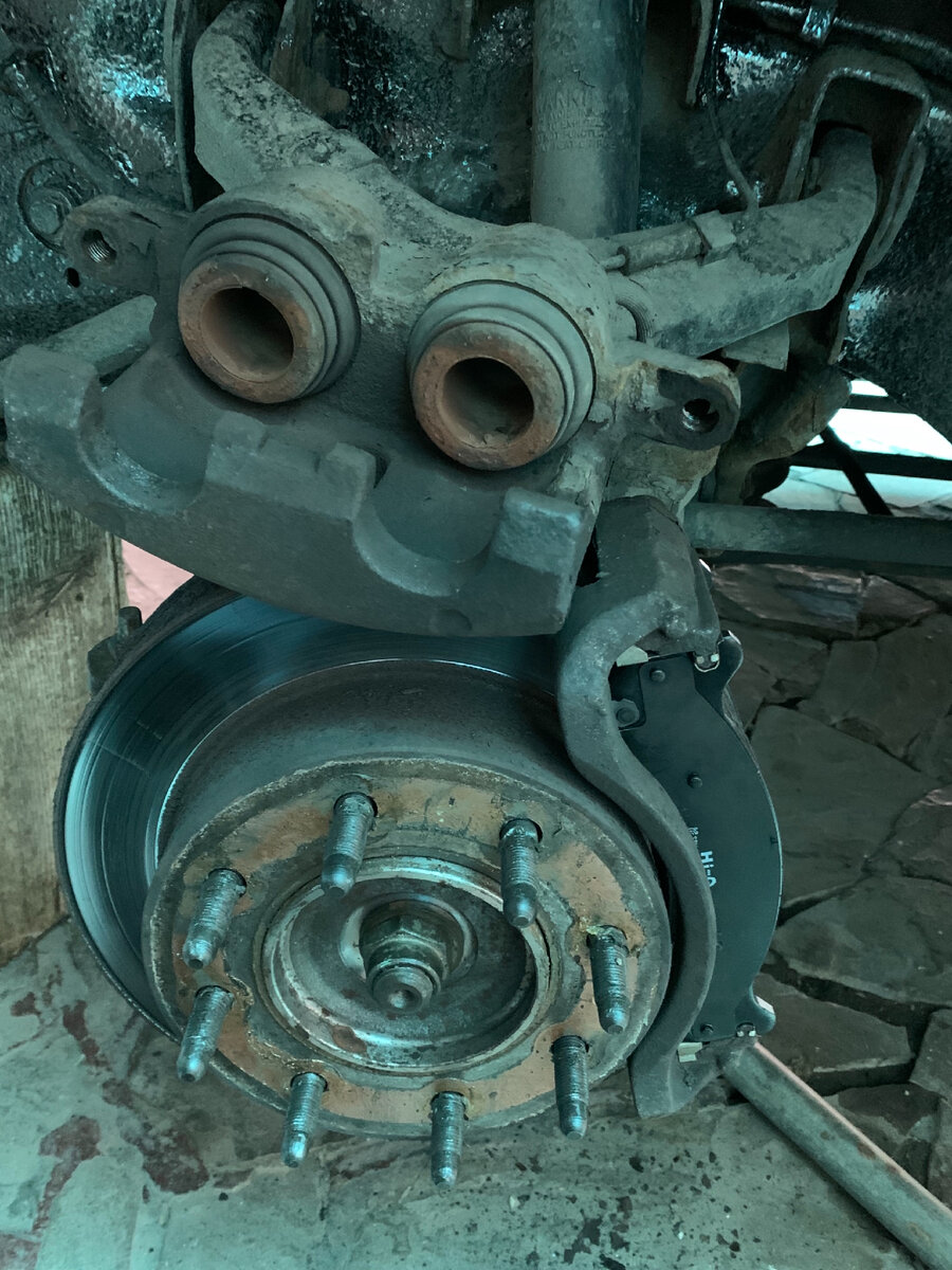 Вот тут есть маленький геморойчик🤣 на новые колодки прежде чем поставить супорт нужно их прижать струбциной , но это делать осторожно иначе ебанет тормозуха!🤣 