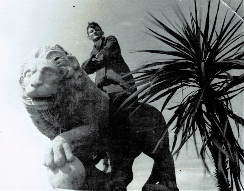 
Лев Утевский на Елагином острове. 1950 год