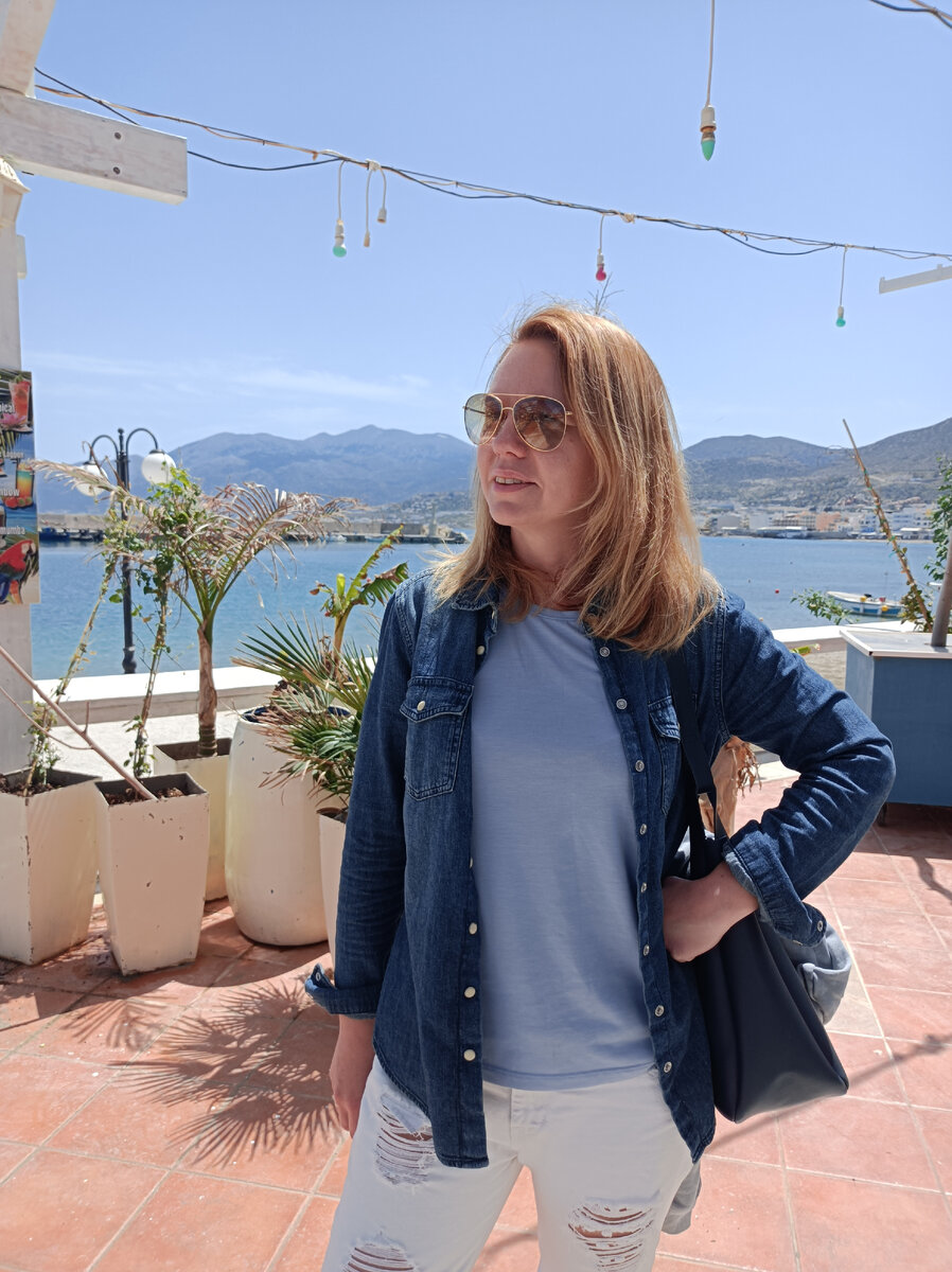 Джинсы с дырками тоже в основном на осень. Ветер сильный, зимой будет задувать)) (фото из архива автора)