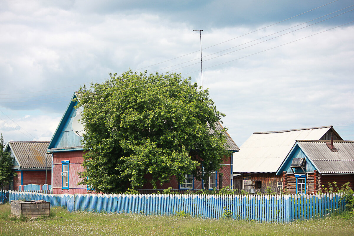 Немецкое село с другими деревнями не перепутать. Домики стоят точно по красной линии. И всюду рядом с домом выстроена отдельная летняя кухня — такая традиция