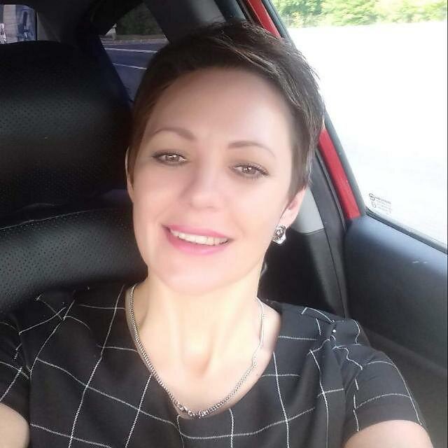 Наш собеседник Любовь Родионова, таксист с 15-летним стажем, это подтверждает. По её словам, до недавнего времени каждый подключённый к системе таксист отдавал агрегатору 14,5 %, теперь — 20 %, а с некоторых поездок 21 %. Плюс у водителей отняли доплаты за «минималки» — разъезды по ценам ниже 130 рублей. Всё вместе это вызвало чувствительное снижение дохода.