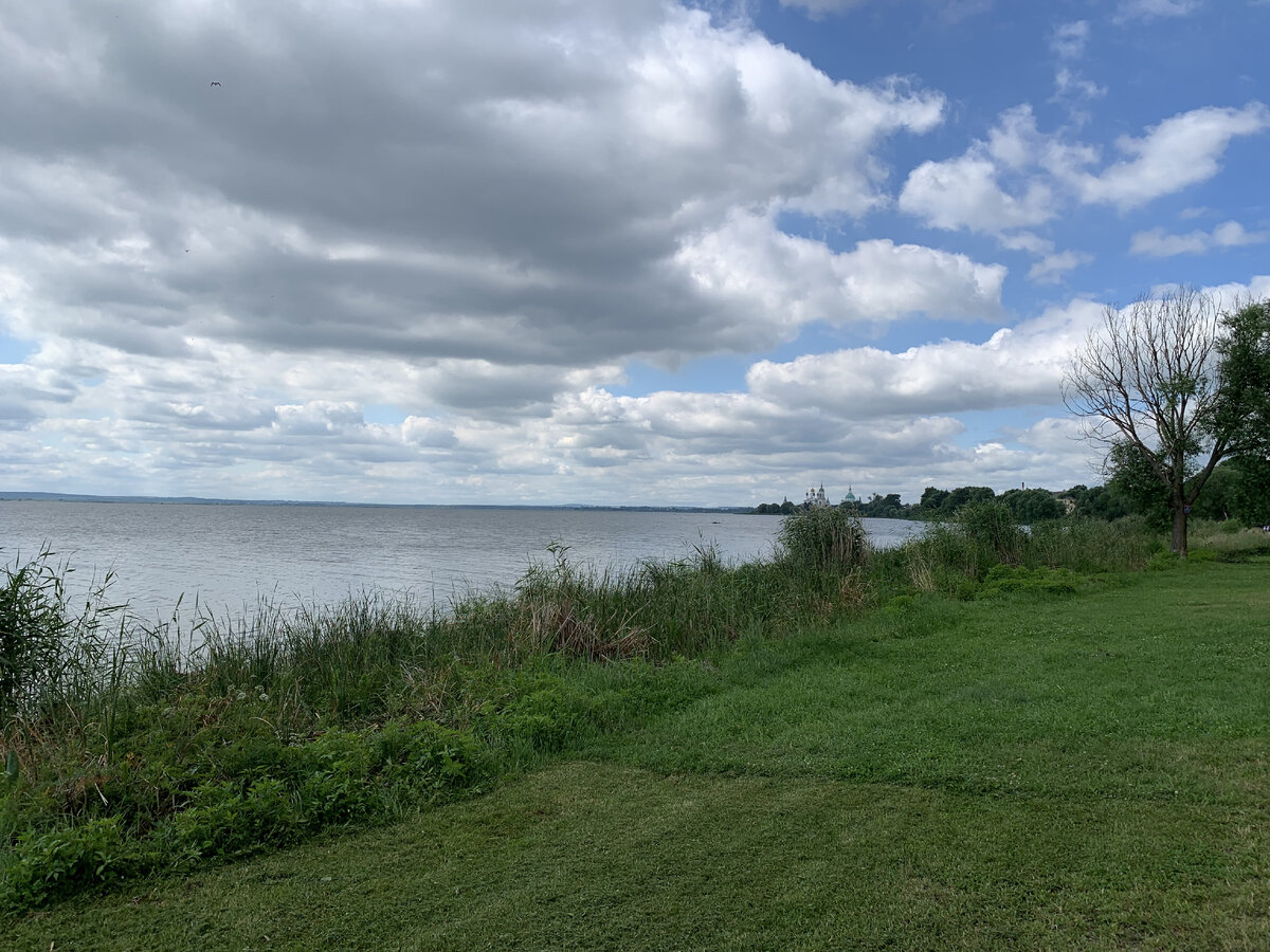 Как таковой набережной в городе нет