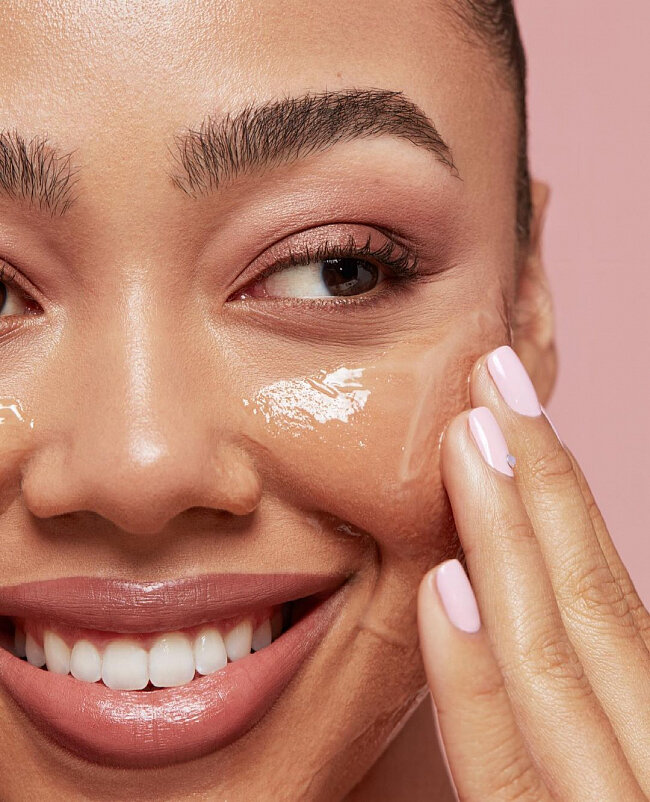 Под такой плотной пленкой кожа не может нормально функционировать, а крем, нанесенный на неочищенную кожу, просто лежит и бездействует на поверхности.