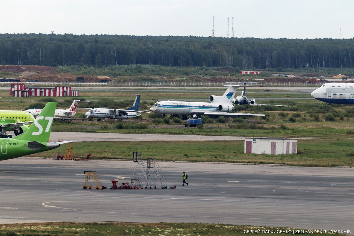 Наверное, каждый, кто хоть раз летал из "Домодедово", обращал внимание на неровные ряды списанных самолётов, стоящих напротив терминала.-2