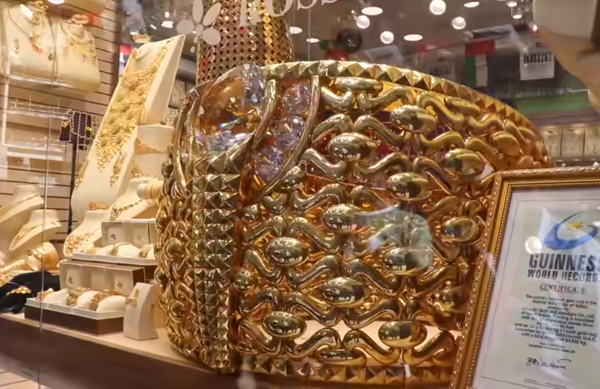 Golden bigger. Золотой рынок в Дубае. Дубайское золото. Дубай роскошь и богатство. Большое кольцо из золота в Дубай