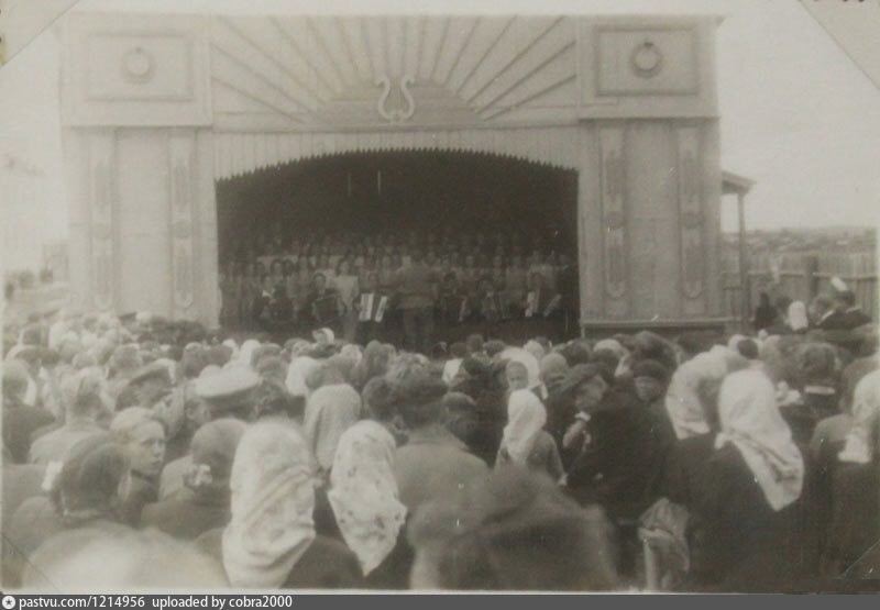 Летняя эстрада в саду фабрики 1930-е гг.