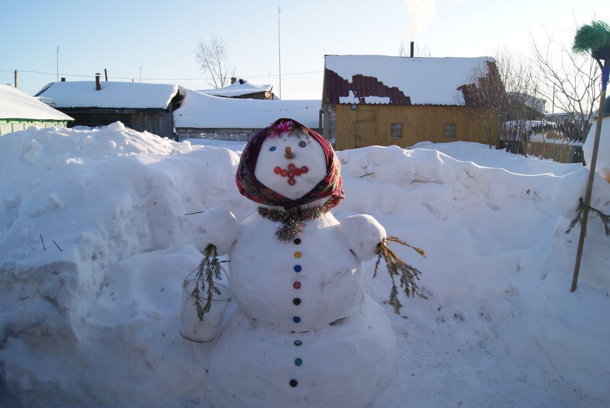 Снежная баба фото из снега. Снежная баба. Снежная баба из снега. Снеговик баба. Женщина из снега.