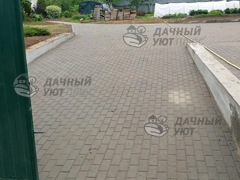Въезд на участок после мощения брусчаткой