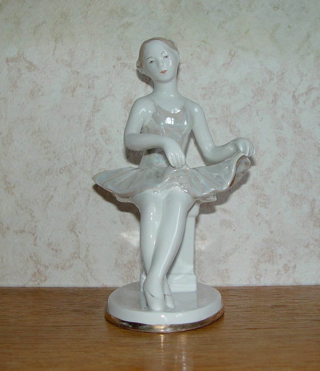 Использована явно та же модель, что и для предыдущей статуэтки *"Балерина с цветком").