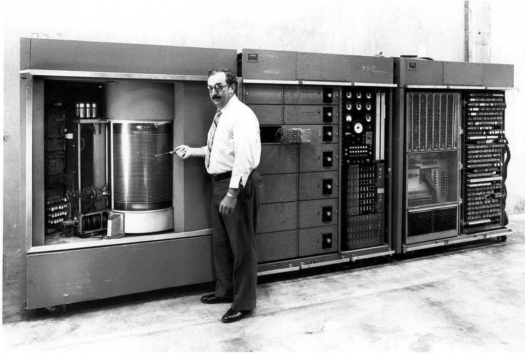 Жесткий диск от компании IBM 1956-го года, фото из интернета