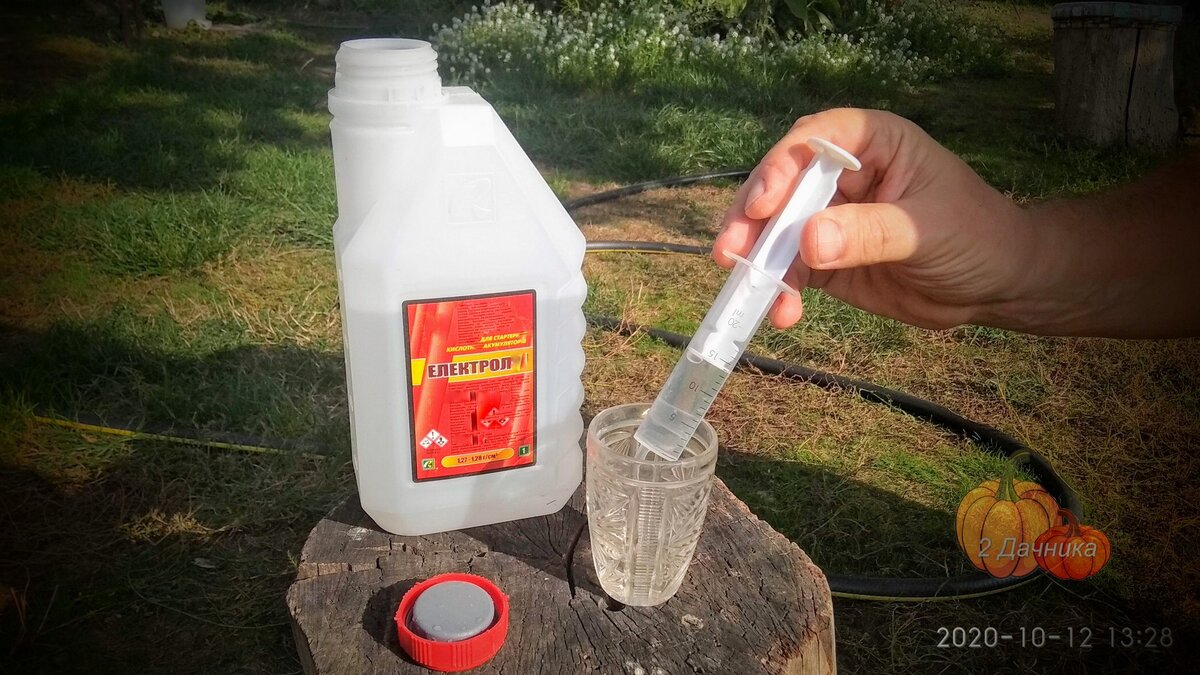 Для подкисления нужно 10-15 мл аккумуляторной кислоты на 10 литров воды.