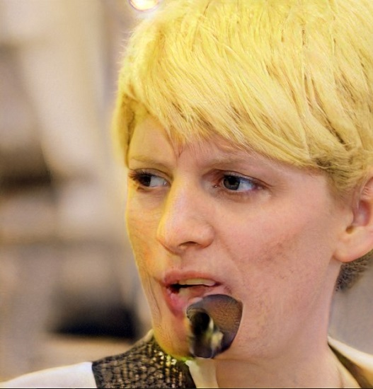 Пример сгенерированного фото с ошибкой: непонятно, что у женщины на подбородке, и почему это там оказалось