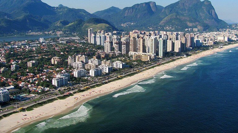 Barra da Tijuca - пляжная линия. Видна только часть пляжа 