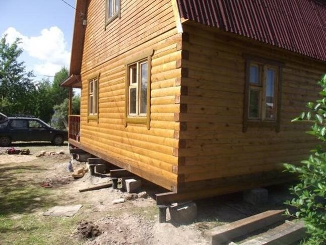 Под деревянным домом без проблем можно поменять фундамент при необходимости. А под каменным это сделать так трудно, что мало кто берется это делать
