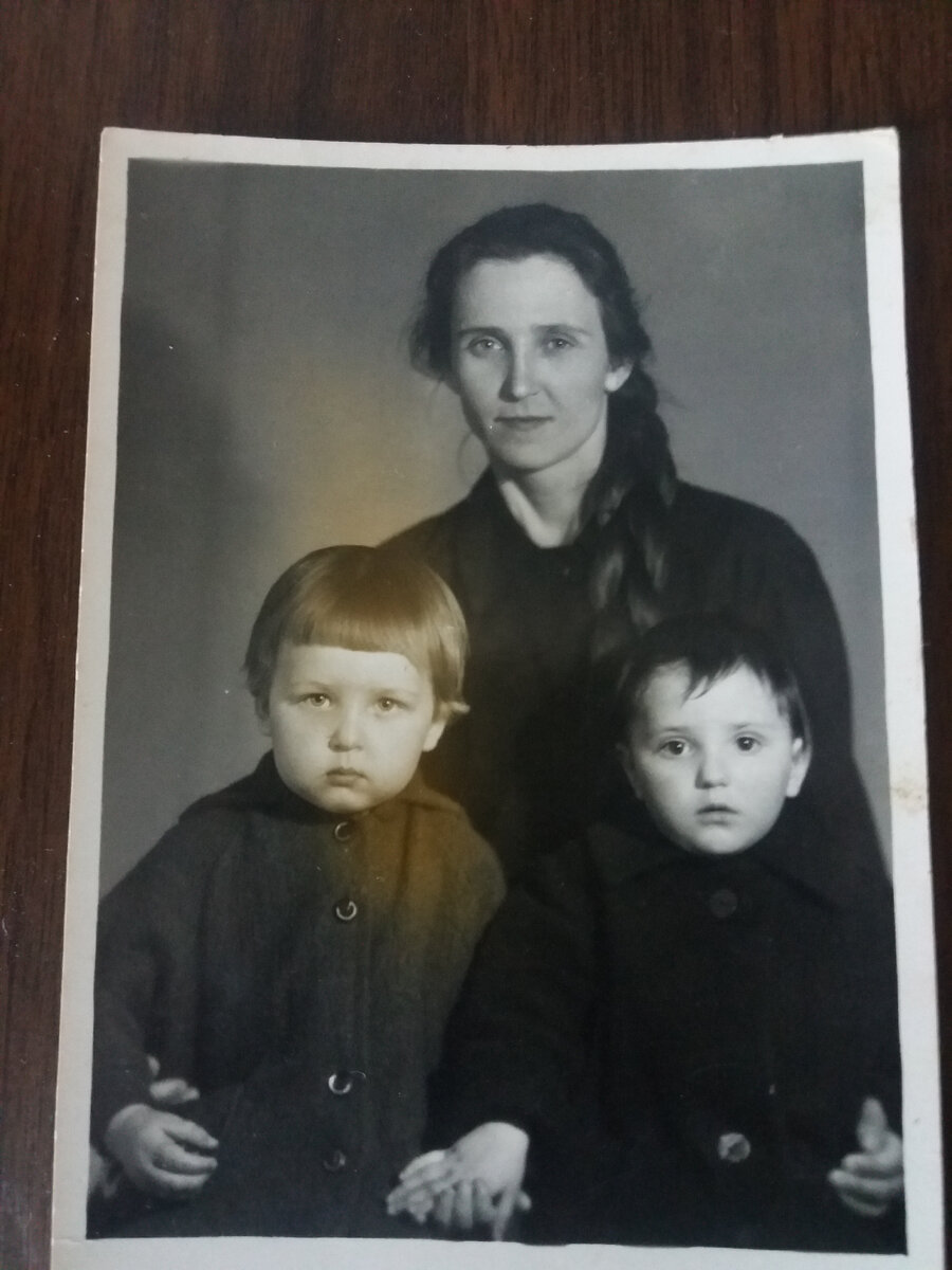 На фото моя мама, я (слева) и моя подружка Зоя