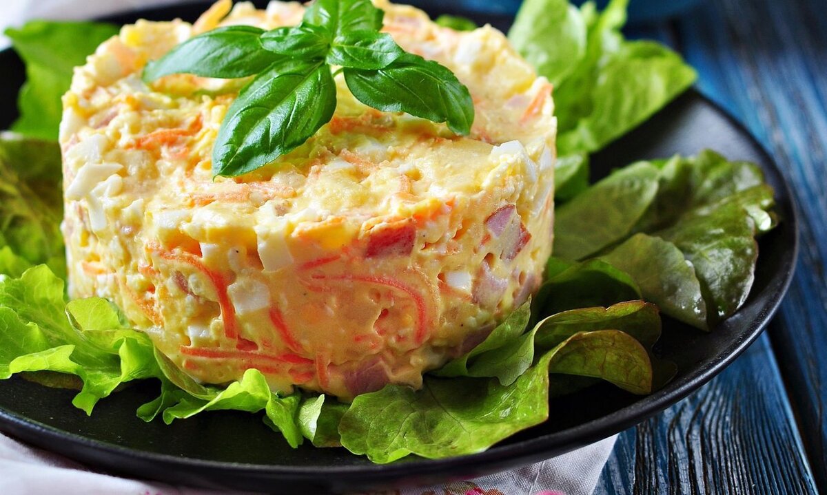 Салат с крабовыми палочками и корейской морковкой