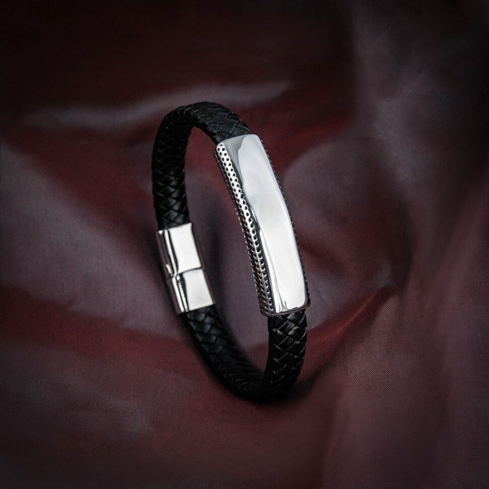 Кожаный браслет с магнитным замком (на металлический шильд можно нанести персональную гравировку), 3200 руб.