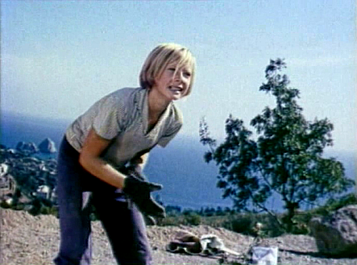 Дубравка стоит в  команде Утюга на воротах...