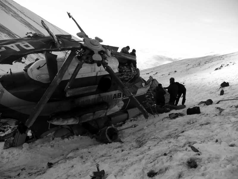 Разбившийся вертолет в горах Алтая