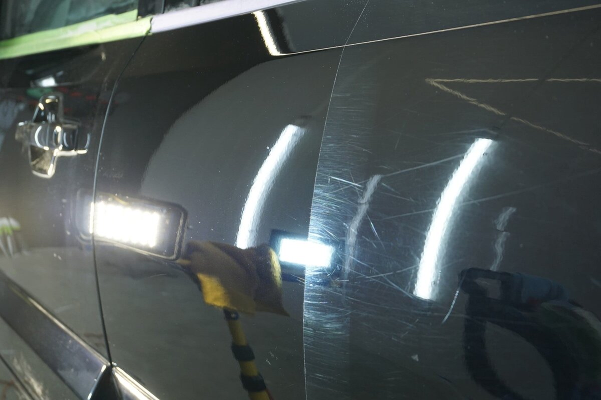 Тут я очень быстро объясню слово "консервант". Все составы, которые я упоминаю в данной статье - это консерванты вашего лакокрасочного покрытия, которые придают ему такой классный "карамельный" блеск. Они сами по себе абсолютно бесполезны, кроме гидрофобного эффекта(никакой защиты они не несут, хотите защиту - клейте полиуретан). Но для отполированной машины - это лучшие решения, чтобы сохранить ЛКП в идеальном состоянии на долгие годы! (Фото сделано автором)