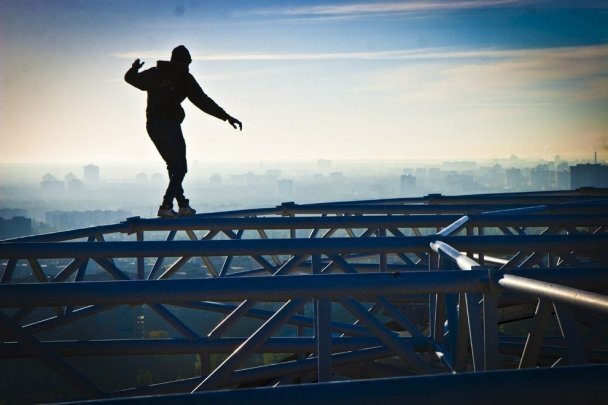 Поиск острых ощущений для заполнения внутренней пустоты толкает людей на безумство. Ссылка на фото https://goo.su/68Miwm7.