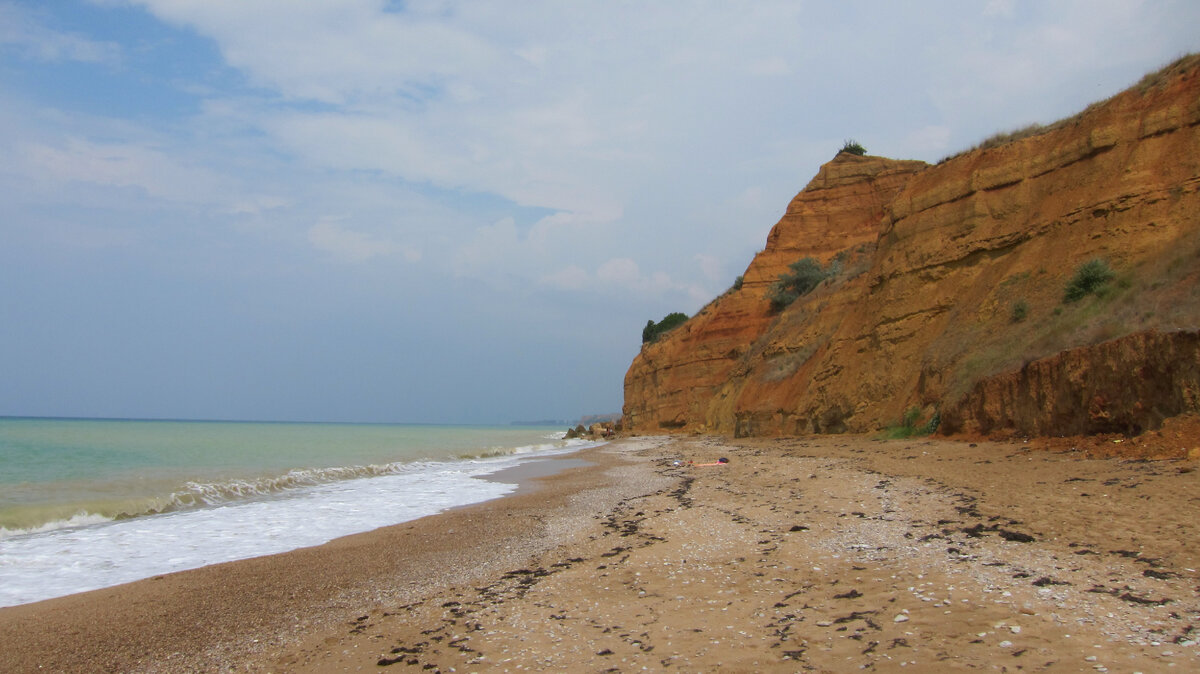Песчано-галечный пляж.