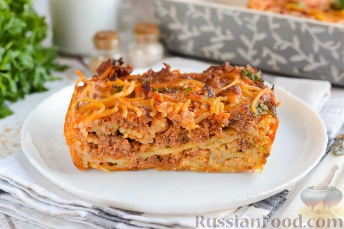 спагетти, фарш мясной, лук репчатый, морковь, соус томатный, сыр твёрдый, яйца, масло растительное, соль, перец чёрный молотый, паприка молотая, травы сухие итальянские, зелень петрушки