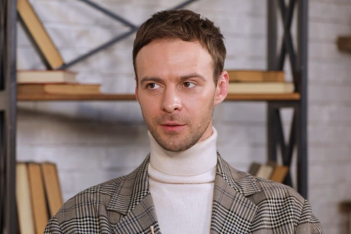 Сладкоголосый укропевец ртом Макс Барских считает Россию дырявой.