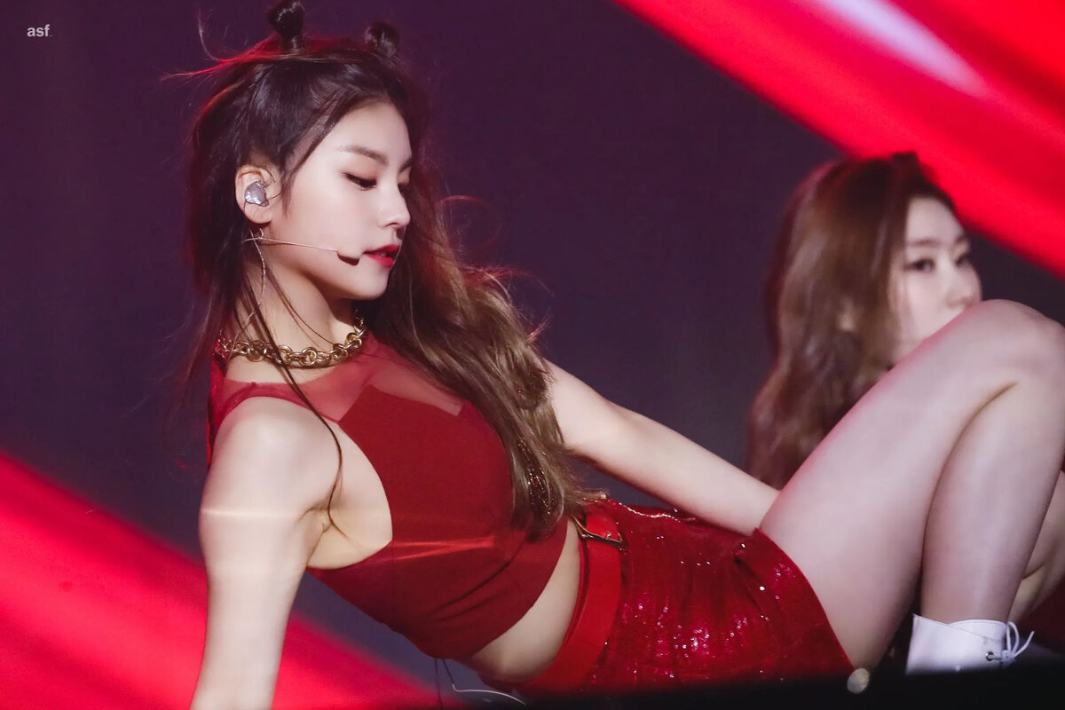 Itzy yeji hot