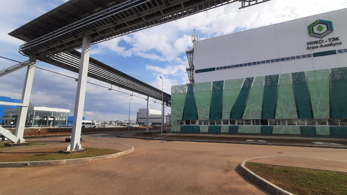 Типичная картина в ОЭЗ: если присмотреться то на этой фотографии можно увидеть сразу 4 завода. 